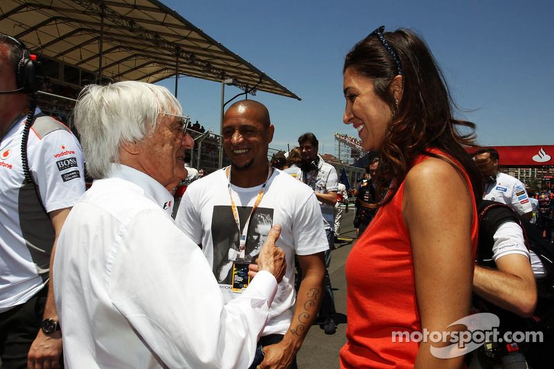 Roberto Carlos, futbolista, con Bernie Ecclestone, CEO del Formula One Group, con su esposa Fabiana Flosi