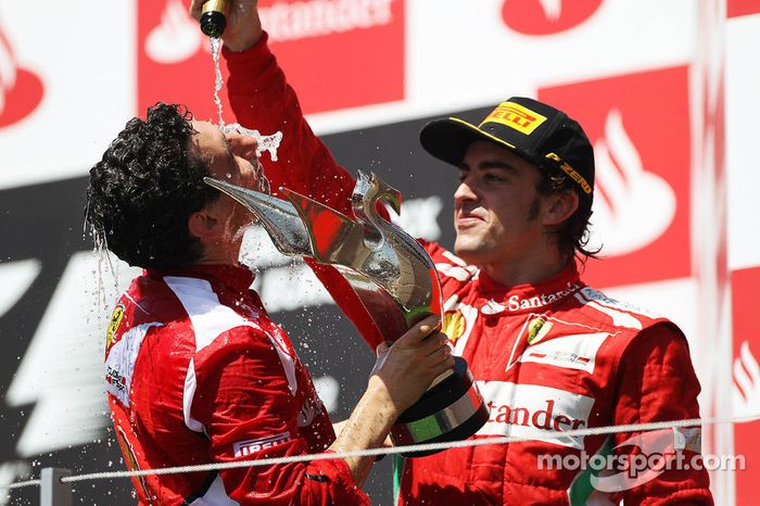 Ganador de la carrera Fernando Alonso, Ferrari celebra en el podio con Andrea Stella, Ingeniero de c