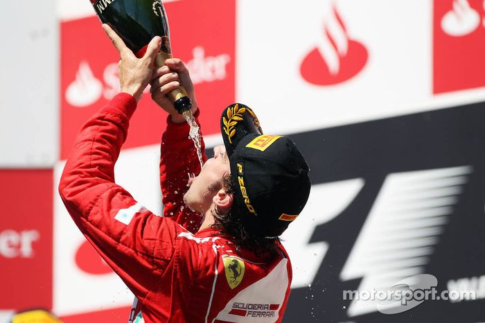 Ganador de la carrera Fernando Alonso, Ferrari celebra en el podio