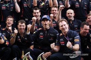 Race winner Mark Webber, Red Bull Racing celebrates with the team