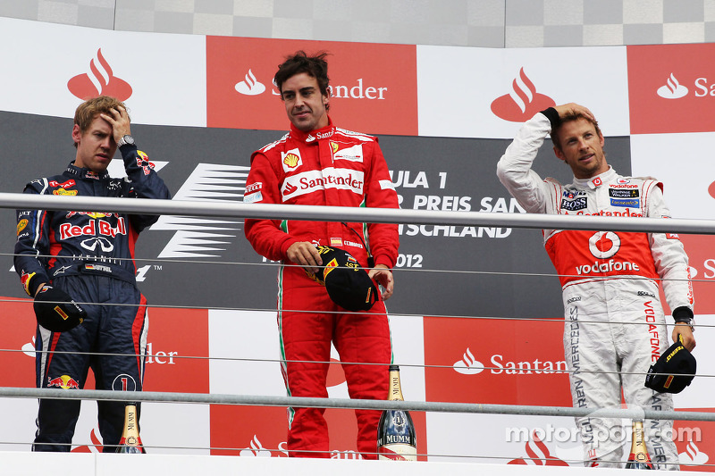 Podium: Sieger Fernando Alonso, Ferrari; 2. Sebastian Vettel, Red Bull Racing; 3. Jenson Button, McL