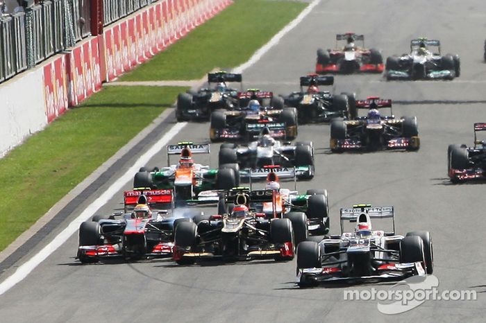 Jenson Button, McLaren al inicio en un accidente con McLaren, Lewis Hamilton y Romain Grosjean, Lotus F1