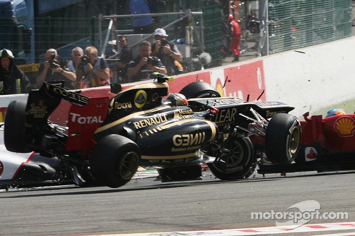 Un accidente en el inicio con Lewis Hamilton, McLaren, Romain Grosjean, Lotus F1, Fernando Alonso, Ferrari, Kamui Kobayashi, Sauber