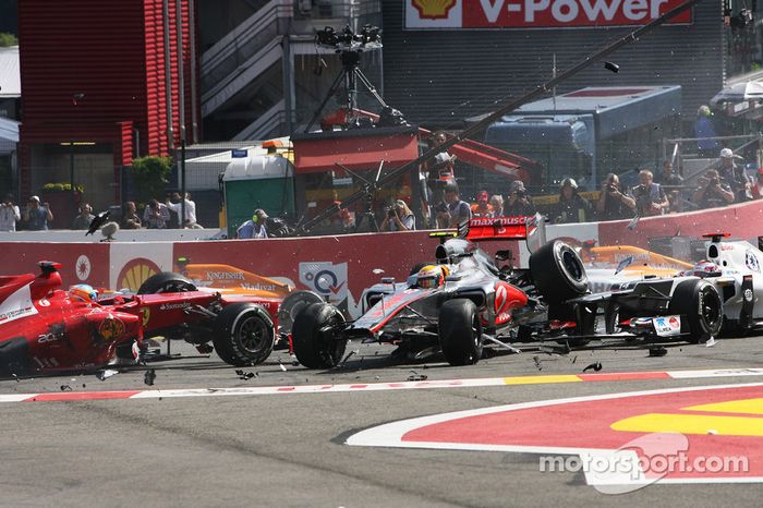 Un accidente en el inicio con Lewis Hamilton, McLaren, Romain Grosjean, Lotus F1, Fernando Alonso, Ferrari, Kamui Kobayashi, Sauber