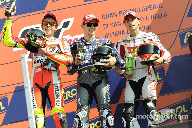 Podio: ganador de la carrera Jorge Lorenzo; Valentino Rossi el segundo lugar y tercer lugar Alvaro B