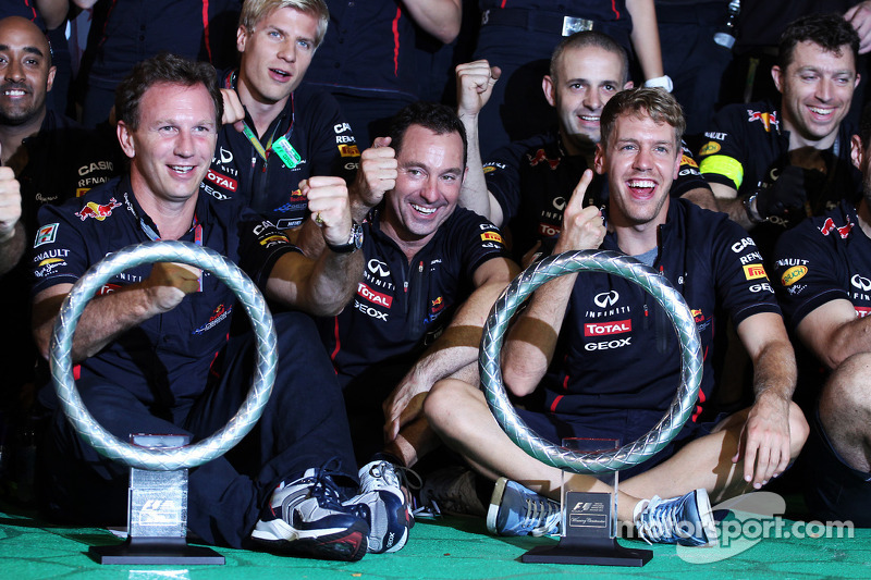 Sieger Sebastian Vettel, Red Bull Racing feiert mit seinem Team