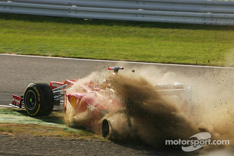 Fernando Alonso, Ferrari crashes out at the start of the race