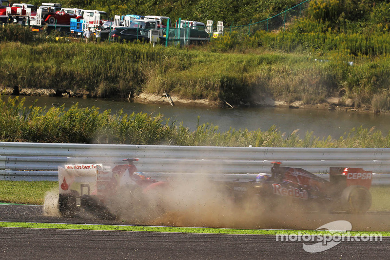 Fernando Alonso, Ferrari crashes out at the start of the race after contact with Kimi Raikkonen, Lot