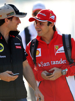 Jerome d'Ambrosio, del Lotus F1 Team con Felipe Massa, de Ferrari