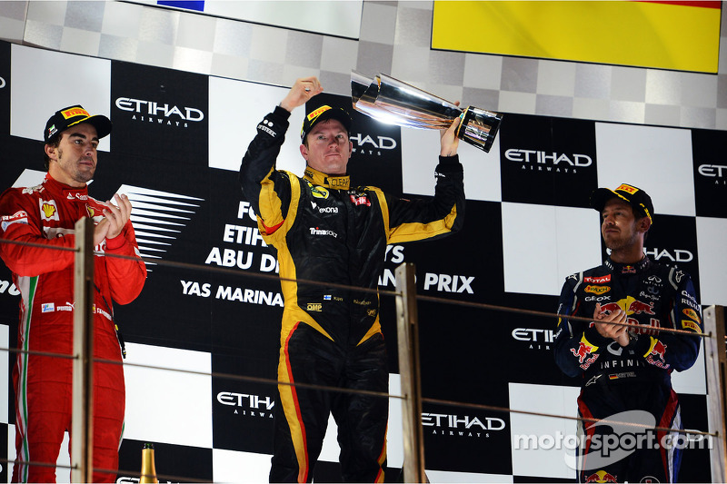 2012 - Após pedir para seu engenheiro o "deixar em paz", Kimi Raikkonen comemora - ao seu estilo - a vitória no pódio