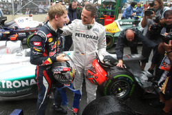 Sebastian Vettel, Red Bull Racing, und Michael Schumacher, Mercedes GP
