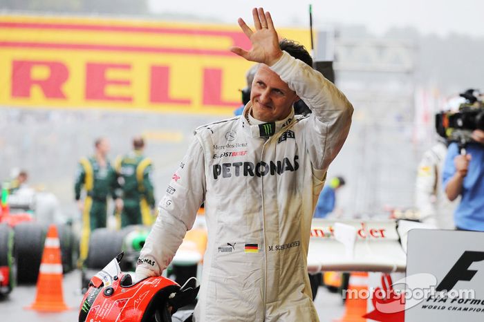 Michael Schumacher, Mercedes AMG F1, dice adiós en el parque cerrado.