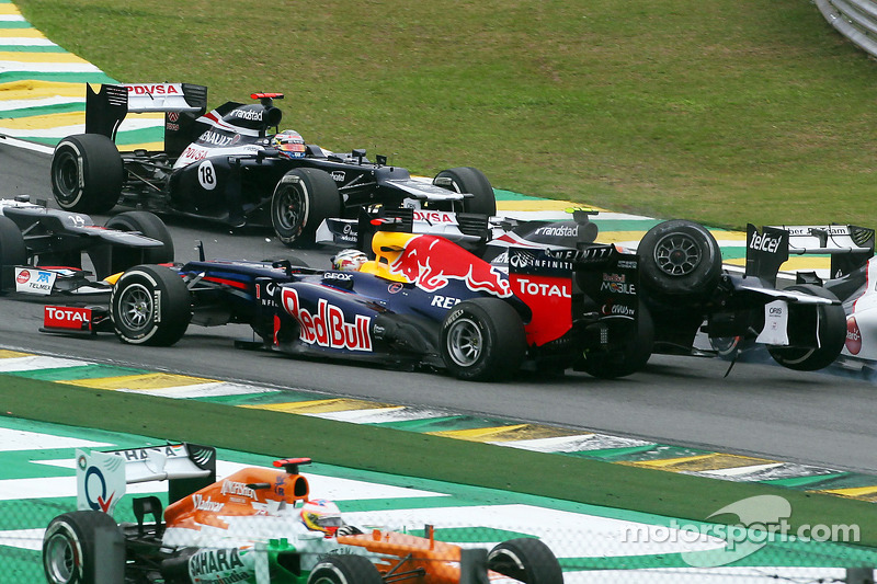 Sebastian Vettel, Red Bull Racing overleeft crash met Bruno Senna, Williams en Sergio Perez, Sauber 