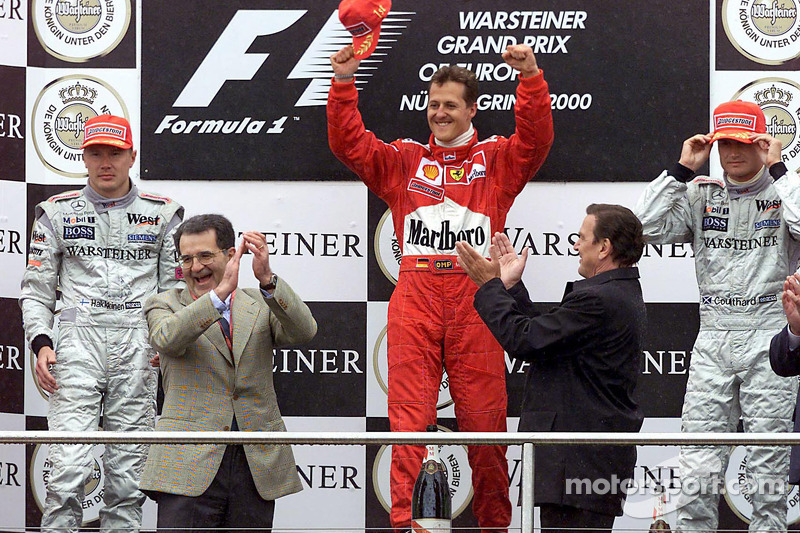 Podio: ganador de la carrera  Michael Schumacher, segundo lugar Mika Hakkinen y el tercer lugar Davi