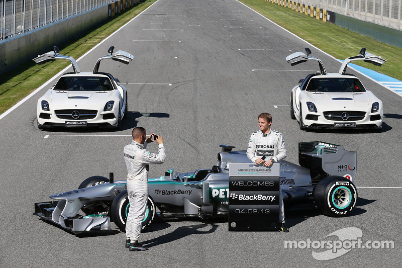 Льюіс Хемілтон і Ніко Росберг із новим Mercedes AMG F1 W04 презентують нового спонсора команди - Blackberry