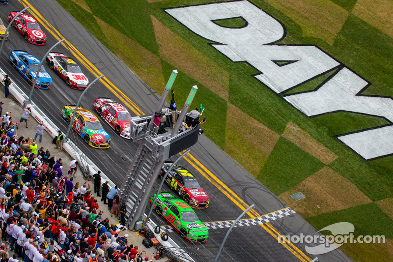 Start: Danica Patrick, Stewart-Haas Racing Chevrolet and Jeff Gordon, Hendrick Motorsports Chevrolet lead the field