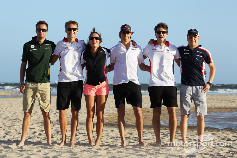 2013 Pilotos novatos en la playa, Giedo van der Garde, Caterham F1 Team; Esteban Gutiérrez, Sauber; Max Chilton, Marussia F1 Team; Jules Bianchi, Marussia F1 Team; Valtteri Bottas, Williams