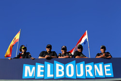Aficionados sobre el letrero de Melbourne