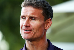 David Coulthard, da Red Bull Racing e comentarista da BBC, recebe um banho de champanhe no pódio