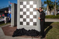 Dan Wheldon Memorial and Victory Circle unveiling ceremony: Helio Castroneves put the first plaque for his 2012 win