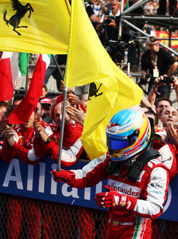Ganador de la carrera Fernando Alonso, Ferrari celebra en parc ferme
