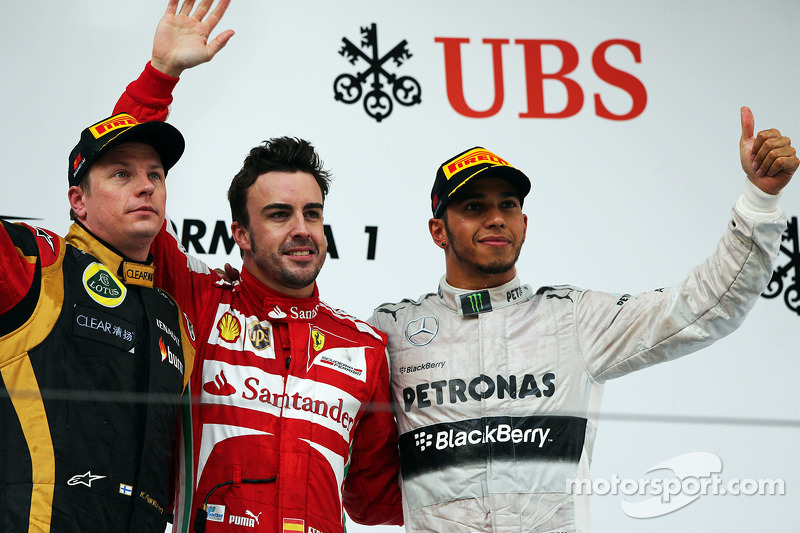 Het podium, Lotus F1 Team, tweede; Fernando Alonso, Ferrari, racewinnaar; Lewis Hamilton, Mercedes A