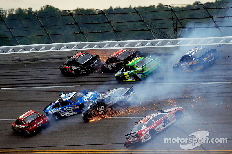 Grande acidente envolvendo Kurt Busch, Clint Bowyer, Jamie McMurray, J.J. Yeley, Ryan Newman, David 