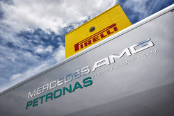Mercedes AMG F1 en Pirelli logo’s