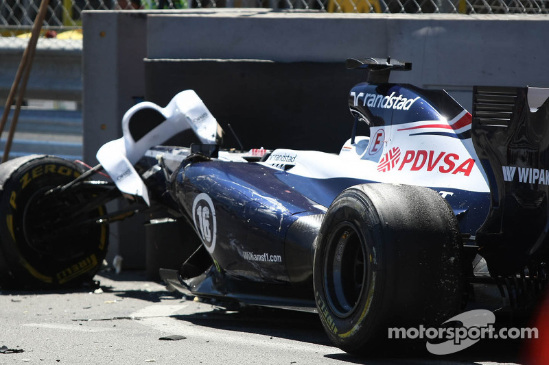 El auto Williams FW35 chocado de Pastor Maldonado, Williams que detuvo la carrera