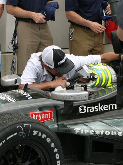 Jimmy Vasser congratulats race winner Tony Kanaan