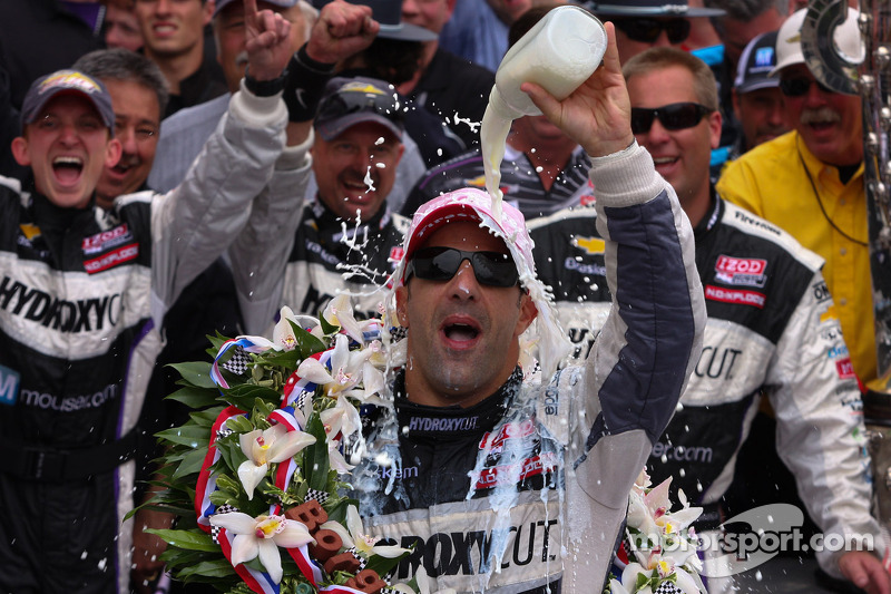 Ganador de la carrera Tony Kanaan celebra