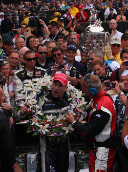 Victory lane: Tony Kanaan, KV Racing Technology Chevrolet celebrates