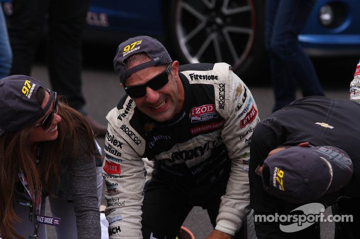 O vencedor Tony Kanaan, KV Racing Technology Chevrolet beija the yard de bricks