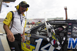O vencedor Tony Stewart, Stewart-Haas Racing Chevrolet comemora
