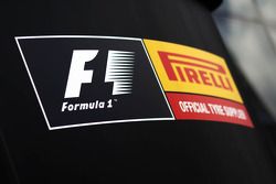 Logotipo de Pirelli F1