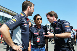 Christian Horner, Chefe de equipe da Red Bull Racing, com Chalerm Yoovidhya, co-proprietário da Red Bull Racing (ao centro)