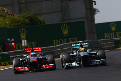 Jenson Button, McLaren MP4-28 e Lewis Hamilton, Mercedes AMG F1 W04 batalham pela posição