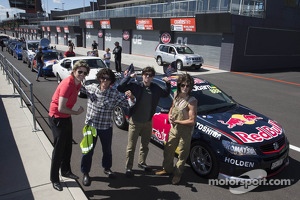 Red Bull Racing Australia drivers travel in convoy to Bathurst with fans 