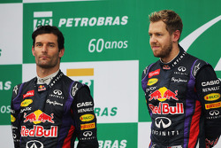 O pódio: segundo colocado Mark Webber, Red Bull Racing com parceiro, vencedor, Sebastian Vettel, Red Bull Racing