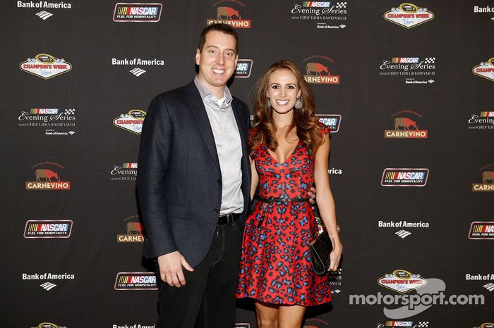 Kyle Busch e a esposa Samantha Busch na NASCAR Evening Series