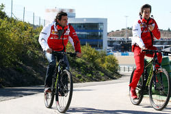 (Links naar rechts): Pedro De La Rosa, Ferrari-ontwikkelingscoureur, op de fiets met Massimo Rivola,
