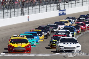 Start: Joey Logano and Brad Keselowski lead