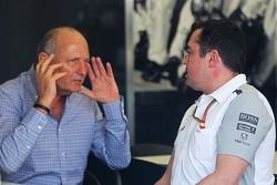 Ron Dennis, Presidente Ejecutivo de McLaren con Eric Boullier, Director de carreras de McLaren