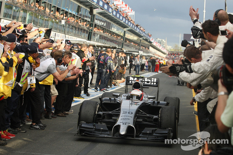 El tercer lugar Kevin Magnussen, McLaren MP4-29 festeja al tiempo que entra el parc ferme