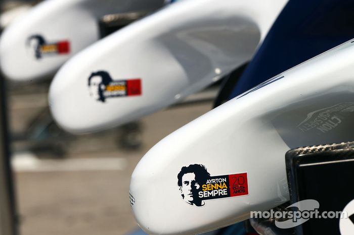 Williams FW36 espiga con un tributo a Ayrton Senna