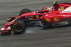 Kimi Räikkönen bloque ses roues au freinage