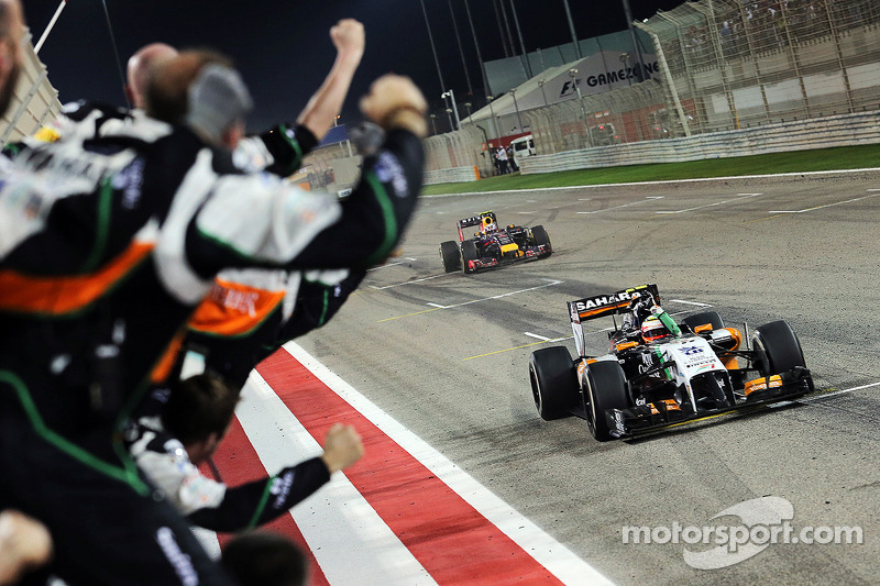 Il terzo posto Sergio Perez, Sahara Force India F1 VJM07 festggia mentre passa la sua squadra