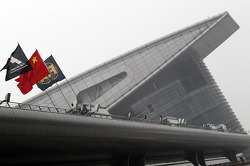 Drapeaux de la Chine, de la F1 et de la FIA dans le paddock