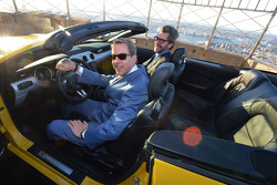 Bill Ford met een Ford Mustang gebouwd op de 86e verdieping van het Empire State Building om de 50e