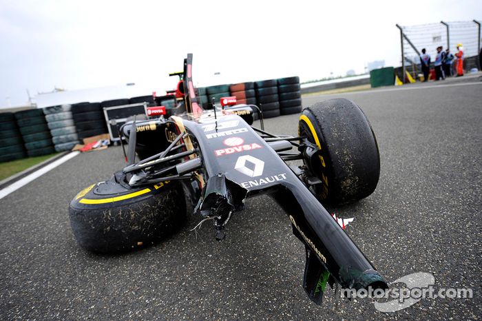 El auto dañado Lotus F1 E22 de Pastor Maldonado, Lotus F1 Team, que choco en la FP2